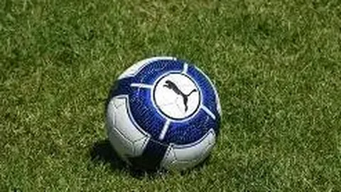 篮球场意外碰撞，拾荒老妇受伤责任归属分析